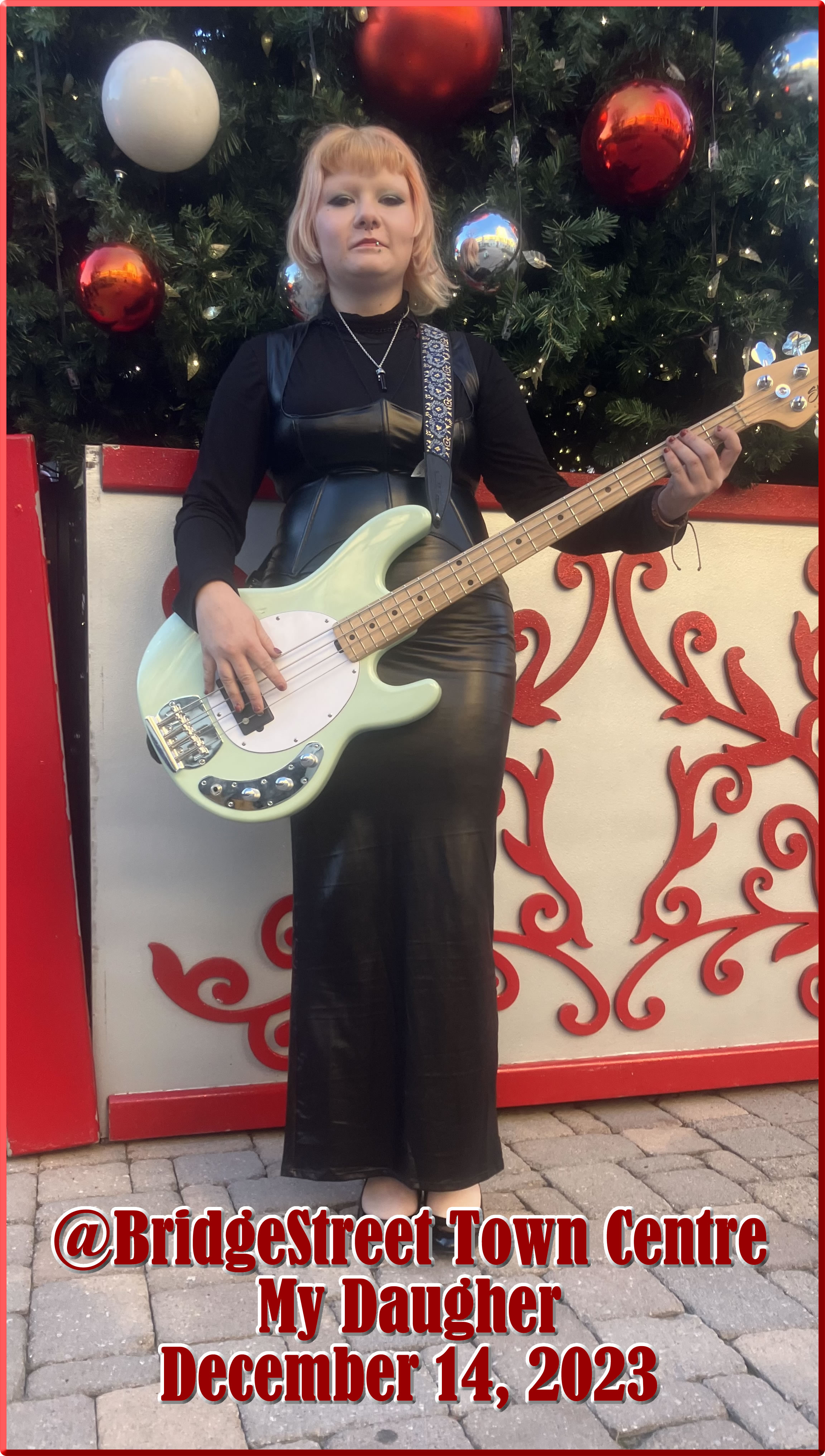 Rogers Jazz Band Guitarist, Smith O'Connor #smithoconnor DOCs daughter poses by large Christmas Tree at Bridge Street Town Center